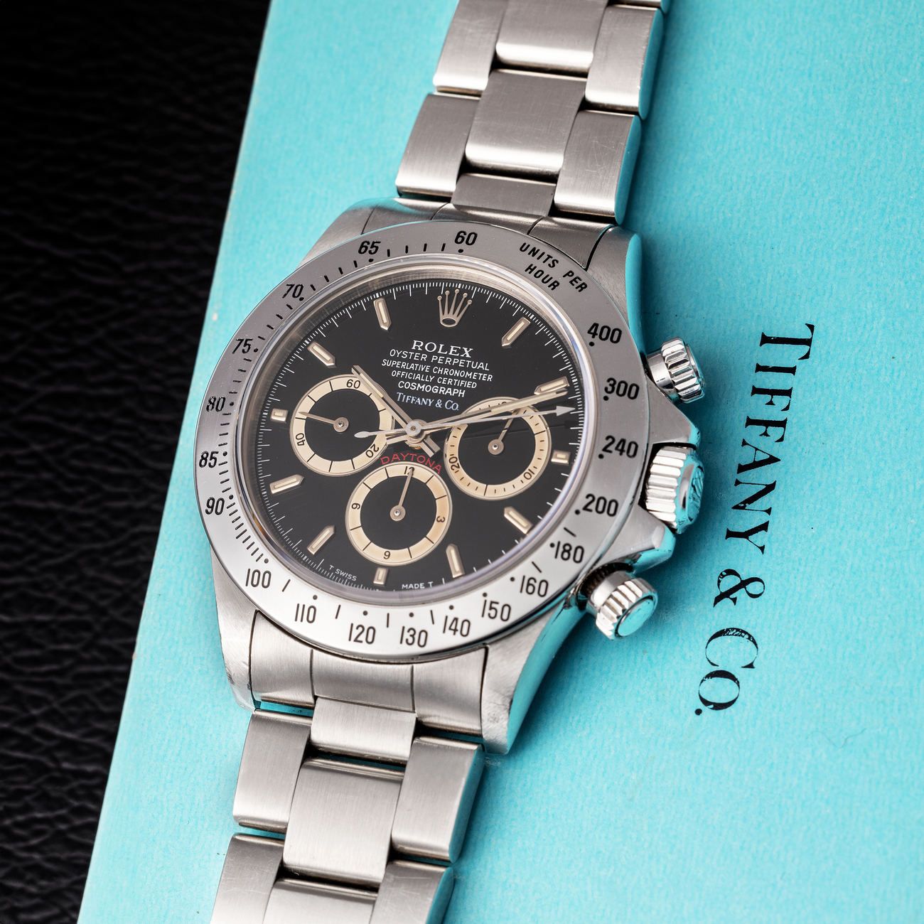 Lot 18 — Rolex Perpetual Daytona chronograph in steel reference 16 520, with black dial. Retailed by Tiffany & Co. with warranty and receipt – View Lot