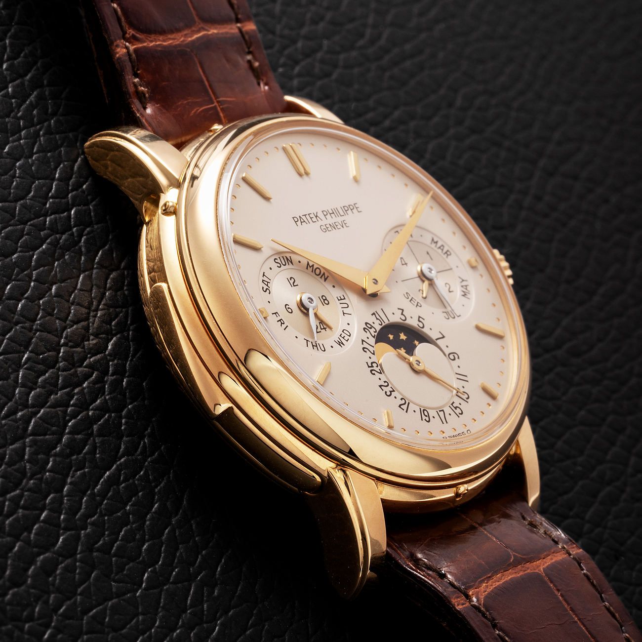Lot 39 – Patek Philippe reference 3974 in yellow gold, one of only around 160 ever made in all metals, featuring the revered “JPH” inscription from master casemaker Jean-Pierre Hagmann. Full set with original papers of sale, box and second back.