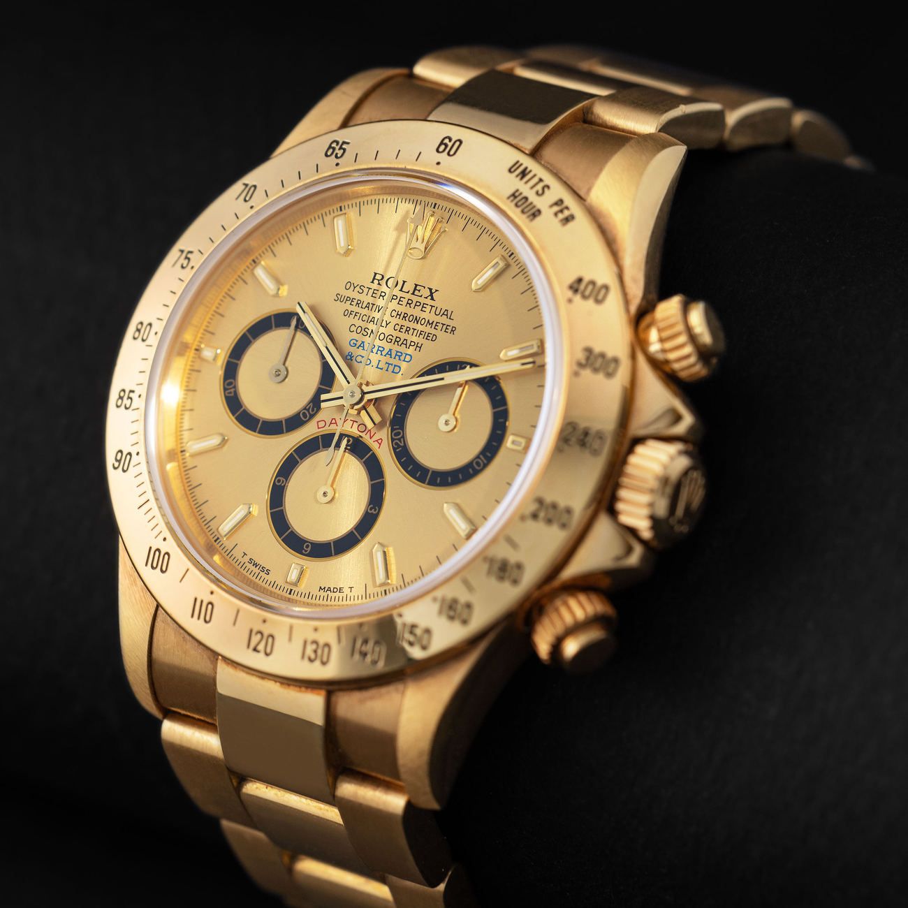 Lot 64 — ROLEX, Extremely Rare and Luxurious, Daytona, Automatic Chronograph Wristwatch, in Yellow Gold, Champagne Dial, Retailed by Garrard & Co, Reference 16 528 – Estimate: € 60,000 – 120,000 – VIEW LOT