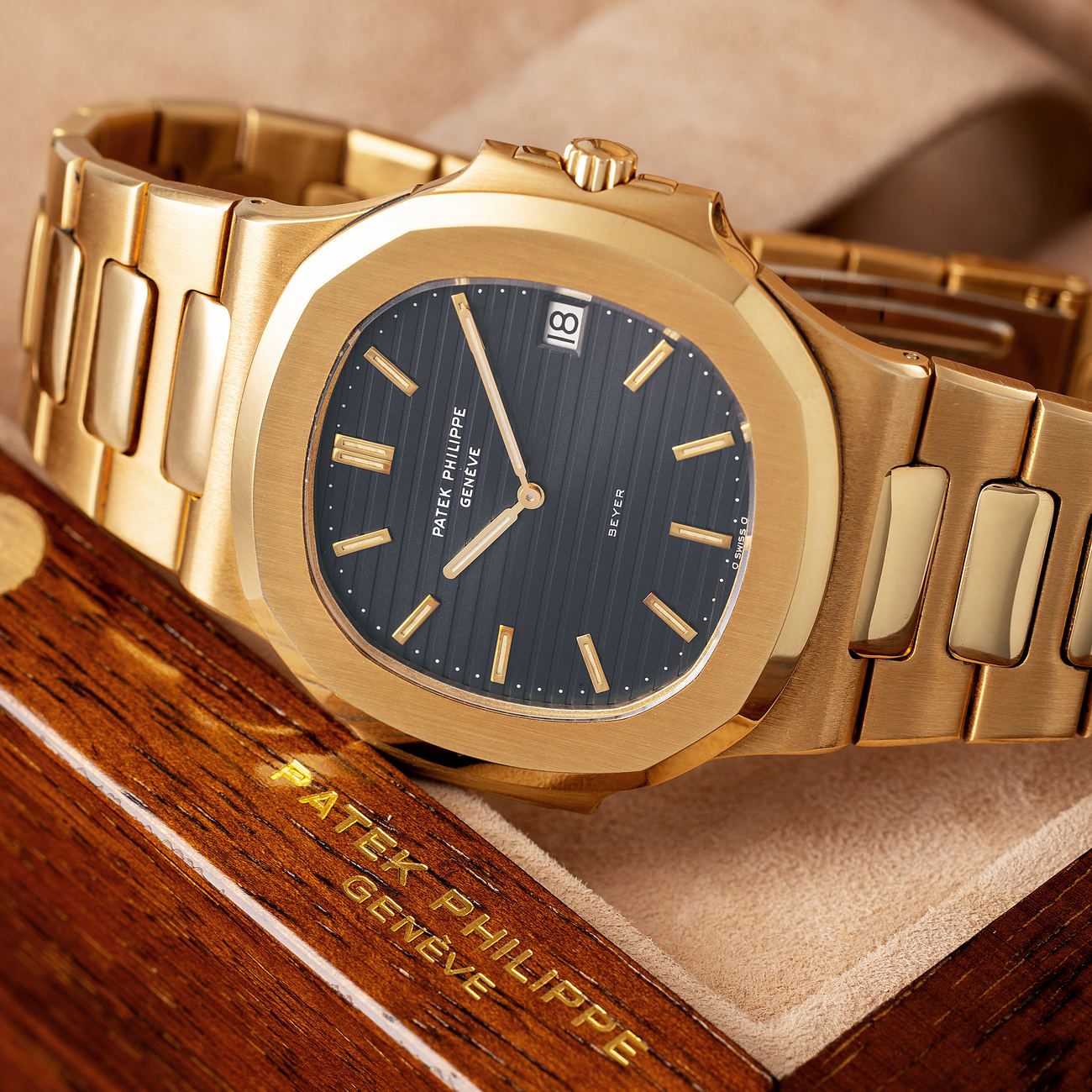 Lot 36 – Patek Philippe Nautilus Jumbo reference 3700/1, possibly 1 of only 4 retailed and signed by Beyer. Supported by documentation from Patek Philippe and Beyer.