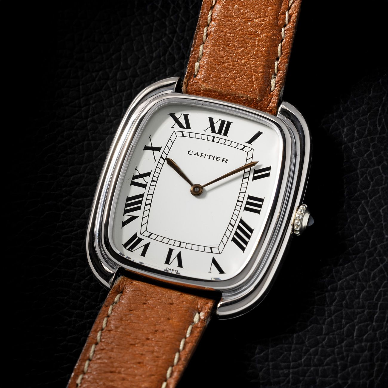 Cartier Gondole Jumbo, White GoldThis unique vertical design in white gold stands out with its vintage allure and refined double-stepped case.
