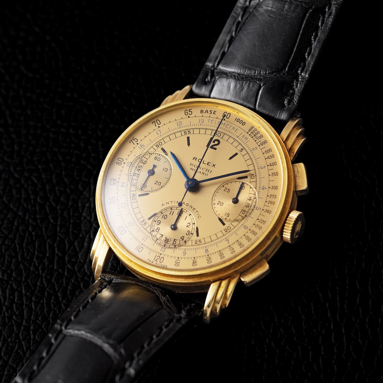 Lot 241 – Rolex Chronograph in yellow gold with champagne dial and triple stepped lugs reference 3835, retailed by Ronchi, Milano – View Lot
